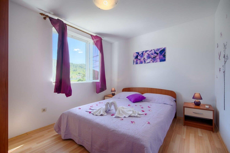 Room 2, House Paradiso, Vis