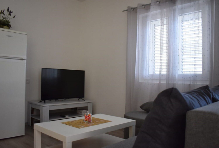 Others 5, Apartment Doris, Gradac