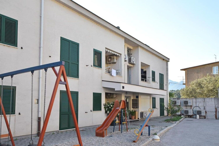 Building design 5, Apartment Leo, Ploče