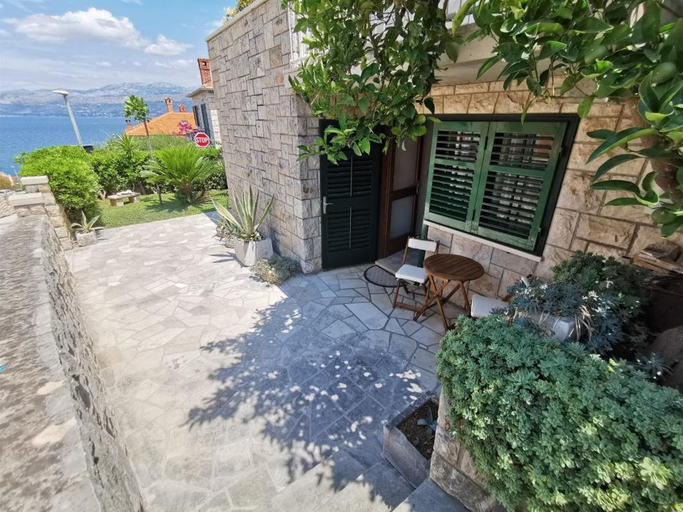 Others 5, Apartment Vesna, Postira
