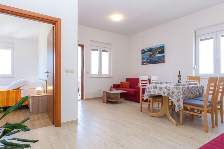 Others 5, Apartments Zvone1, Sali