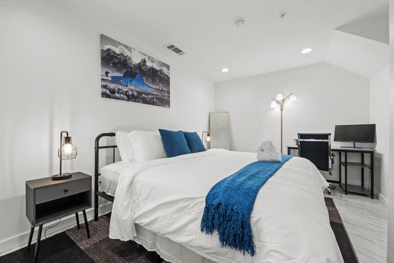 Room 3, Trendy 3BR I Free Parking I Workspace, Dallas