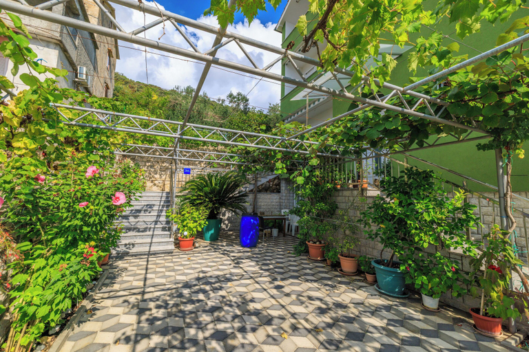 Courtyard, Apartments Sanja, Lopar/Supetarska Draga