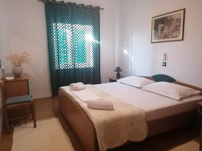 Room 5, Apartments Family, Postira
