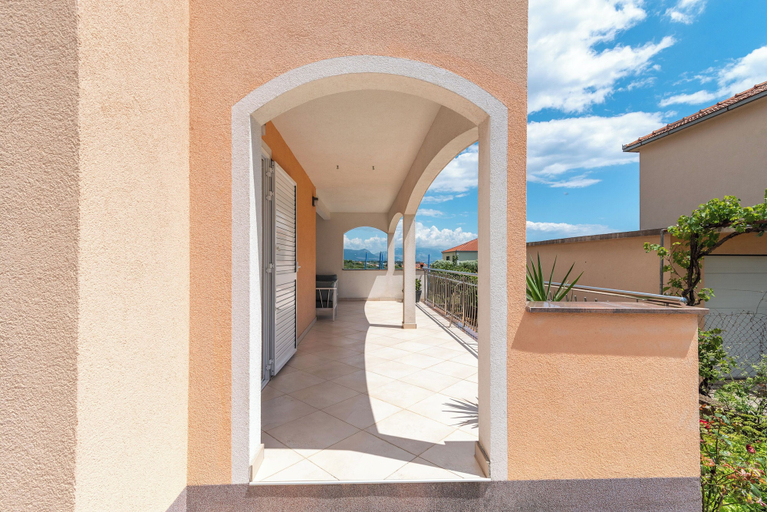 Courtyard 2, Apartment Amore, Trogir