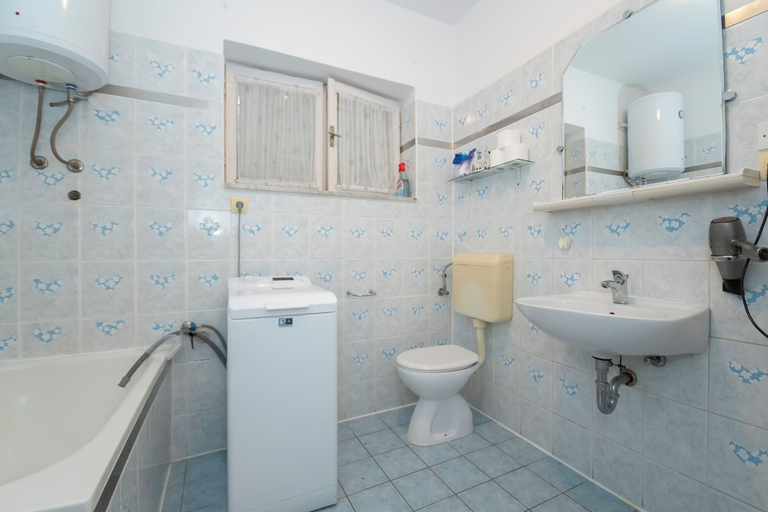 Bathroom 2, Apartment Renko, Omiš