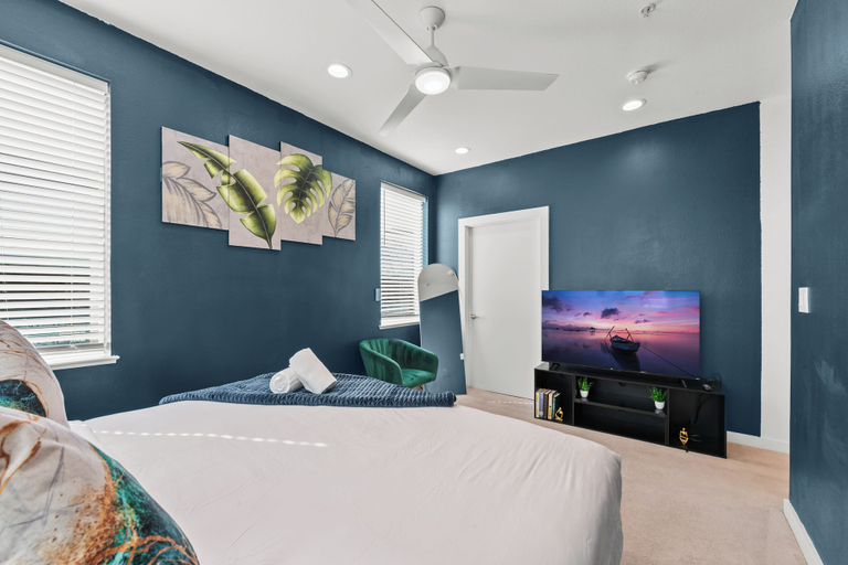 Room 4, Trendy 3BR I Free Parking I Workspace, Dallas