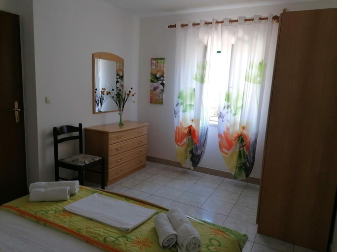 Room 2, Apartments Family, Postira