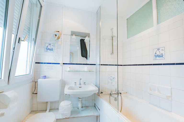 Bathroom 5, LE Faidherbe hotel, Pas-de-Calais