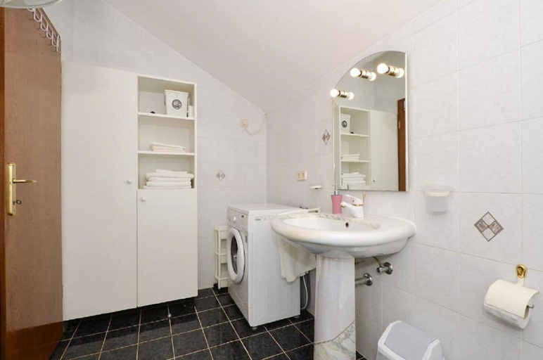 Bathroom 3, Apartment Bozo, Okrug