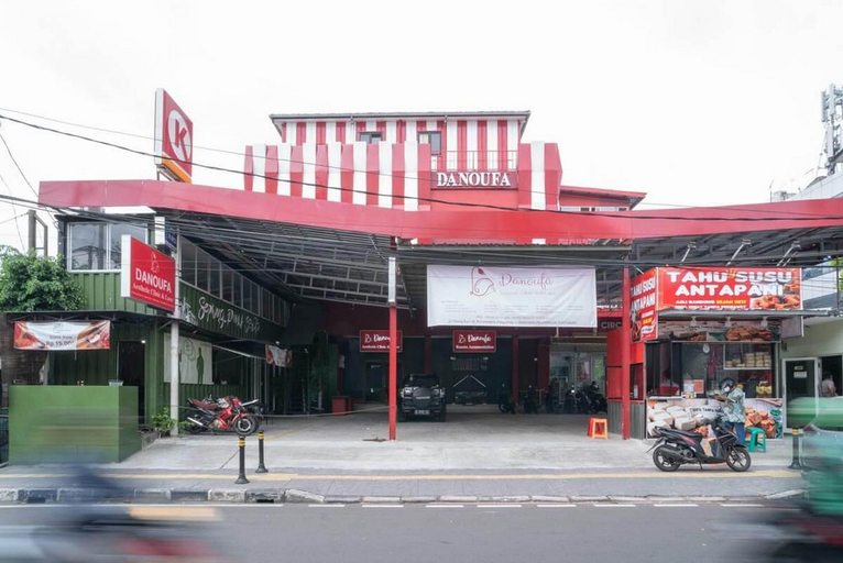 Exterior & Views 2, RedDoorz Plus @ Rawamangun, East Jakarta