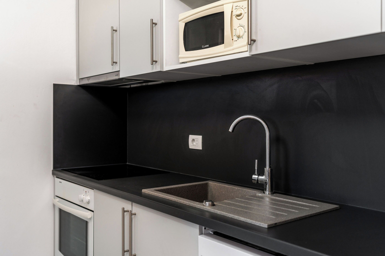 Others 5, Apartment Baras, Nin