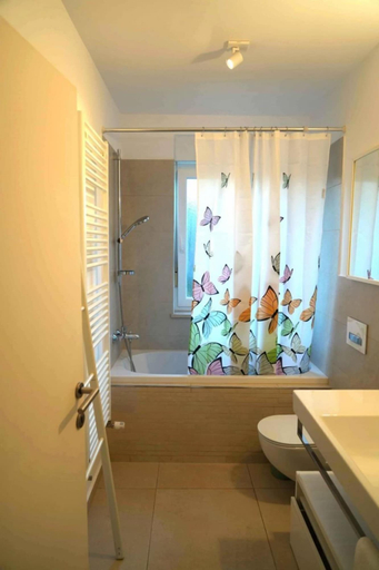Bathroom 2, Apartments Apartmani Oh La La, Supetar