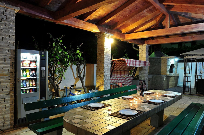 Food & Drinks 5, Apartments Tomo, Sukošan