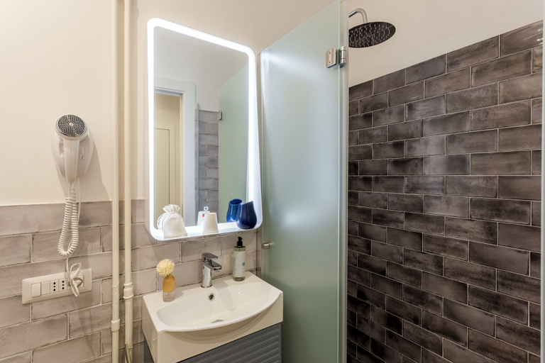 Bathroom 5, Romi Suite, Rome