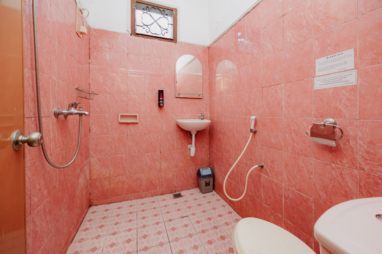 Bathroom 3, RedDoorz @ Hotel Andalus Puncak, Bogor