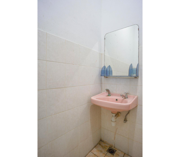 Bathroom, OYO 92609 Guest House Malay Singkawang, Singkawang