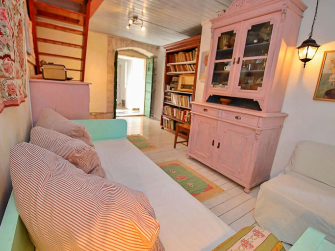 Living room 2, House Gora, Milna