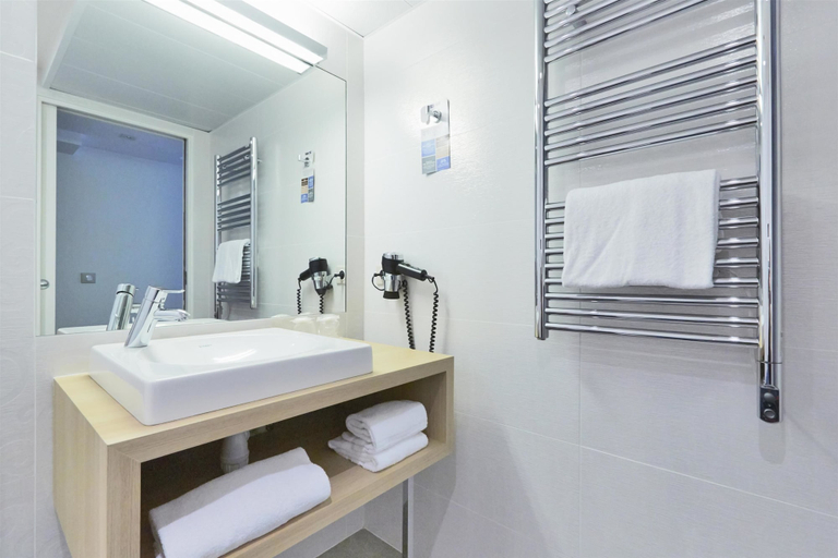 Bathroom 4, Kyriad Paris 18 Porte De Clignancourt Hotel, Paris