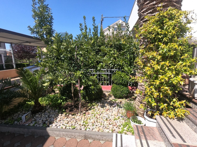 Courtyard 3, Apartments Ana, Sukošan