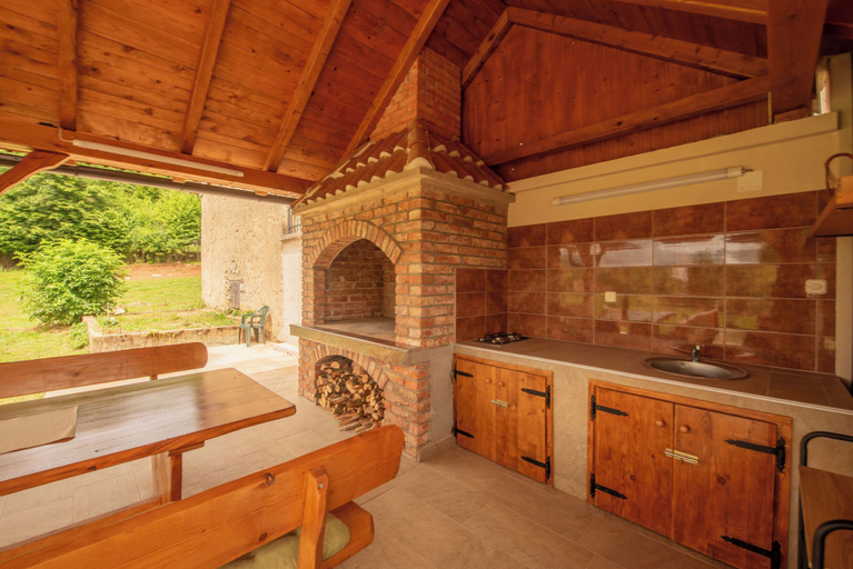 BBQ/picnic area 4, House Rose, Otočac