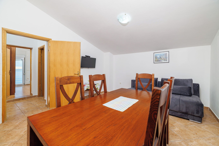 Others 4, Apartment Toma, Karlobag