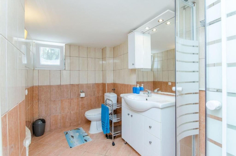 Bathroom, House Vatromir, Sućuraj