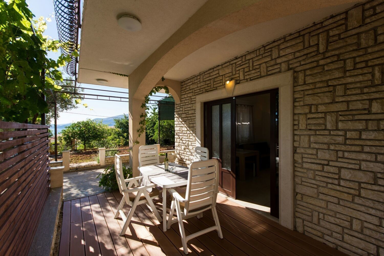 Others 3, Apartment Bareta, Okrug