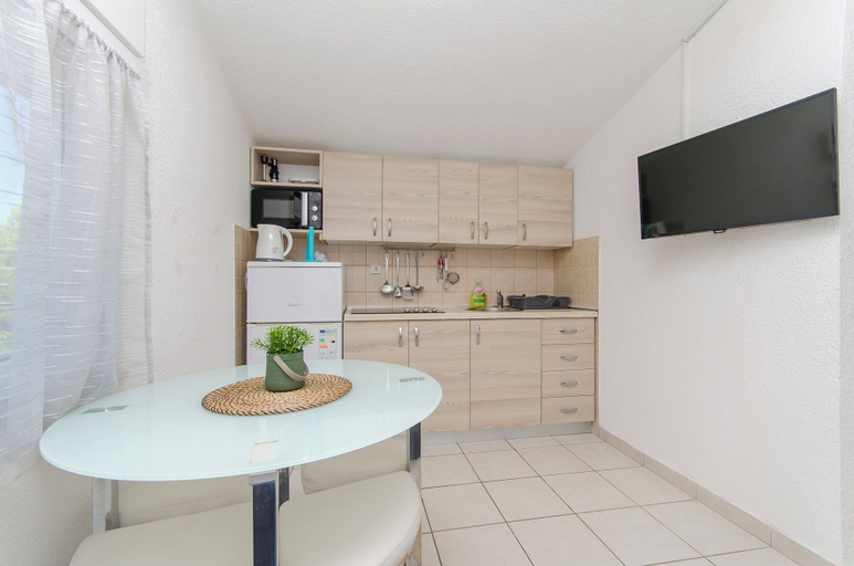 Private kitchen 4, Apartments Lovely Courtyard, Vir