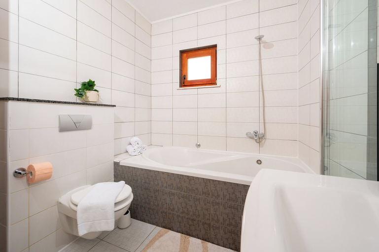 Bathroom 3, Apartment Val, Okrug