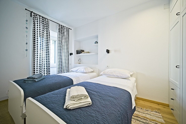 Room 3, Apartment Afitojen, Postira