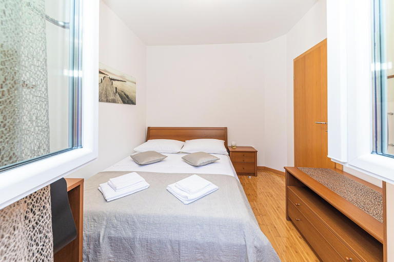 Room 5, House Mirrors, Rogoznica