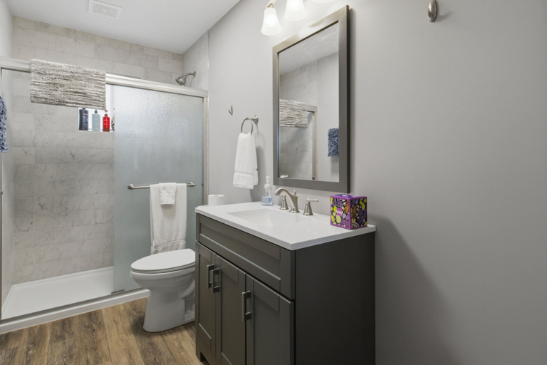 Bathroom 3, Charming & Cozy Waterfront Cabin at 21mm Near Shorty Pants, Camden