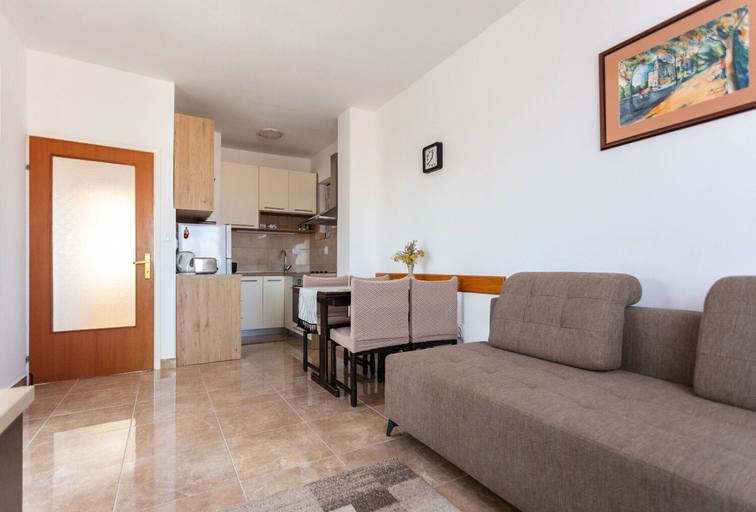 Others 5, House Milka, Sali