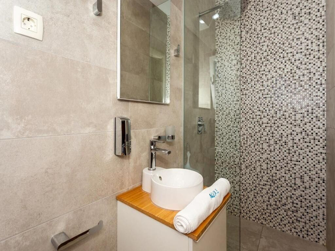 Bathroom 3, Apartment Slavena, Okrug