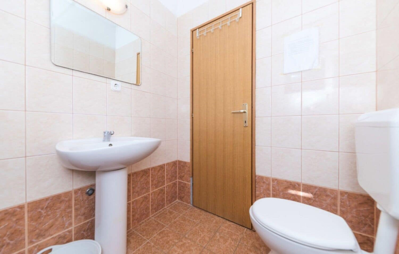 Bathroom 3, House Jelka, Okrug