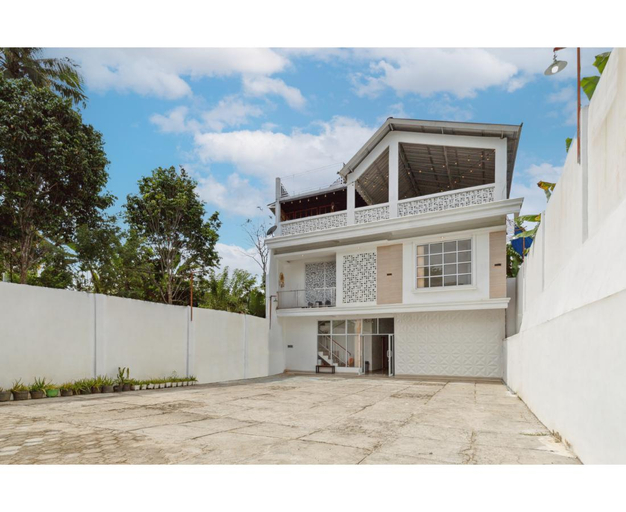 Exterior & Views, OYO 92520 Safira Guest House Danau Ranau, South Ogan Komering Ulu