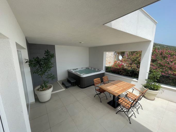 Others 4, Exclusive Seafront Suites with hot tub, Jelsa