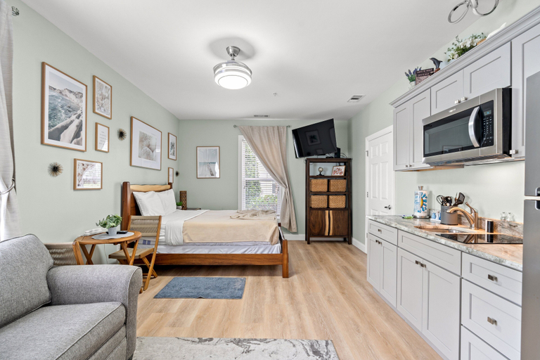 Interior 2, World Tour 104-101b, Horry
