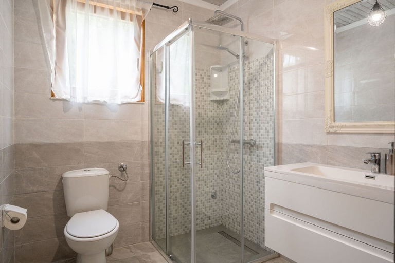Bathroom 5, House Momento, Blato