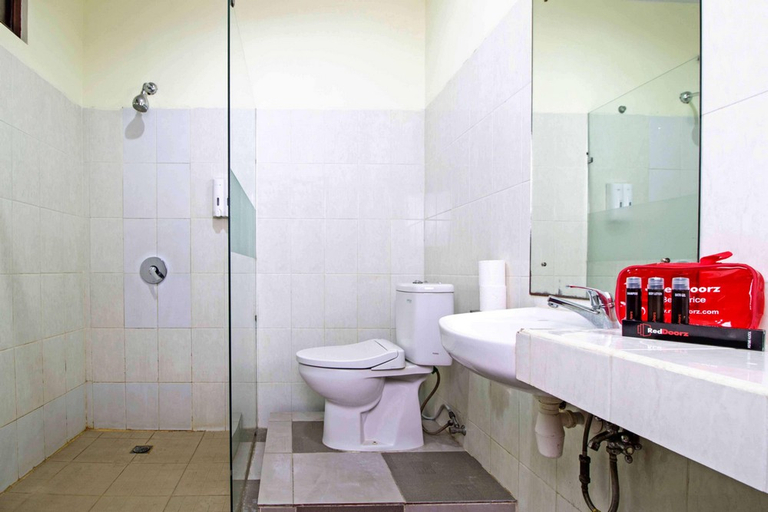 Bathroom 4, RedDoorz @ Benesari 2, Badung