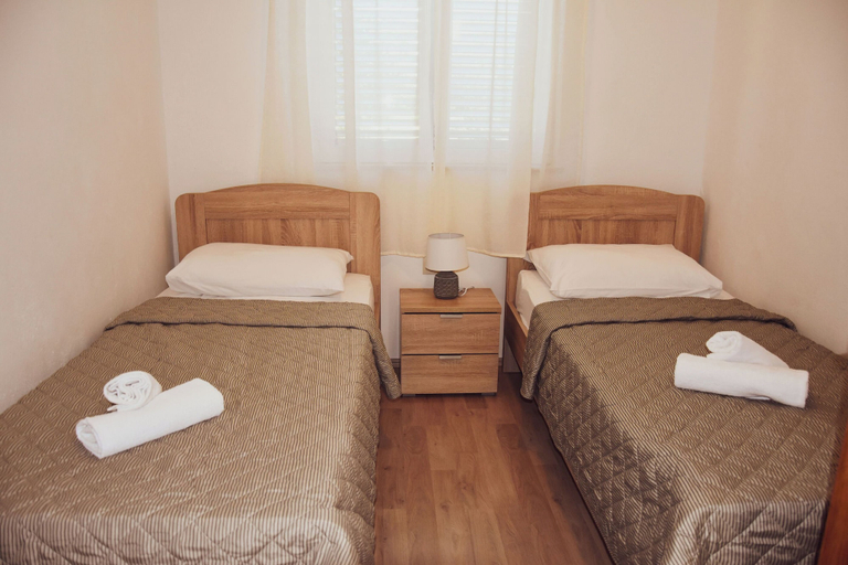 Room 5, Apartment Twigi, Nin
