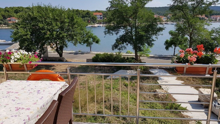 Others 5, Apartment Zvone, Sali