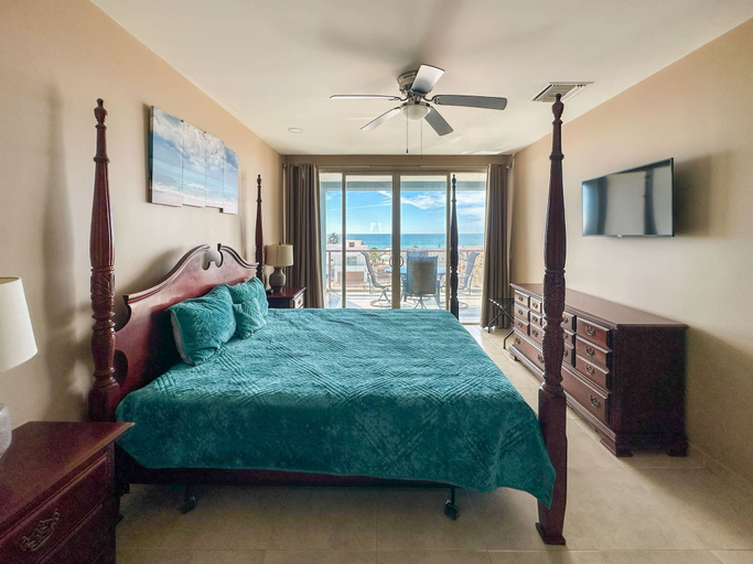 Room 5, Wake Up Close to the Ocean in This 2BR Condo, Puerto Peñasco
