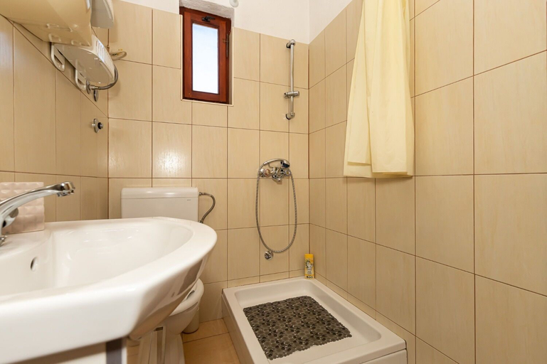 Bathroom 2, House Mario, Supetar