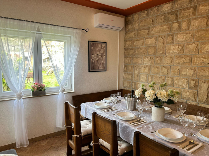 Dining 2, House Anteana, Vrlika