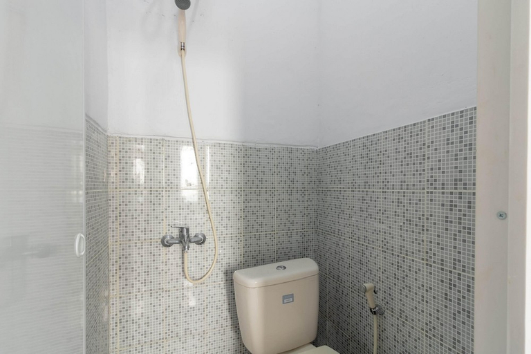 Bathroom 4, RedDoorz Plus near Taman Rasuna Menteng, Jakarta Selatan