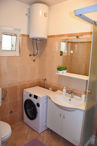 Bathroom 4, Apartment Twigi, Nin
