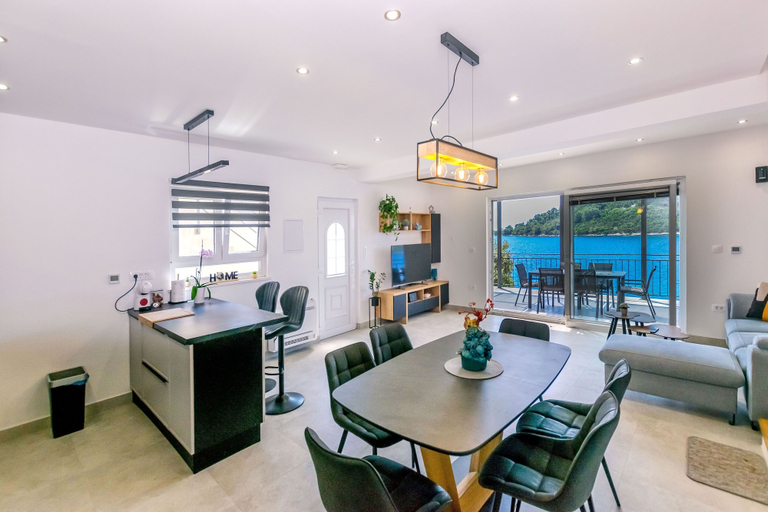 Dining 4, House Paval, Blato