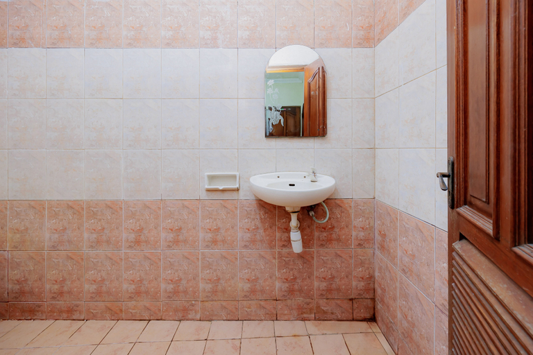 Bathroom 3, RedDoorz @ Hotel Andalus Puncak, Bogor